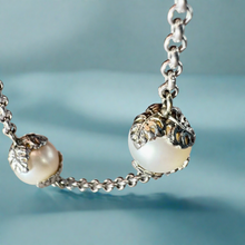 Load image into Gallery viewer, Monstera cap Freshwater Pearl Bracelet