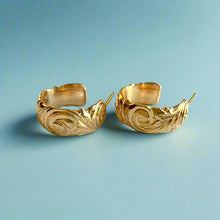 Load image into Gallery viewer, Small Scalloped 6mm Old English Hoop Earrings in 14K Yellow Gold