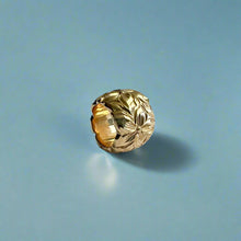 Load image into Gallery viewer, Medium Scalloped Bead Pendant with Hibiscus