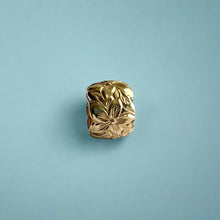 Load image into Gallery viewer, Medium Scalloped Bead Pendant with Hibiscus