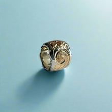 Load image into Gallery viewer, Tri-Color Scalloped Haku Lei Bead Pendant in 14K Gold