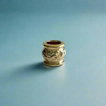 Load image into Gallery viewer, Mini Maile Bead with Hibiscus