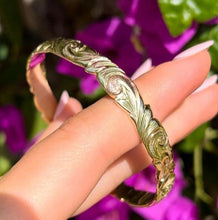 Load image into Gallery viewer, Tri-Color Scalloped Old English 8mm Hawaiian Bangle in 14K Yellow, Green & Pink Gold