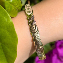 Load image into Gallery viewer, Scalloped engraving on Hawaiian Bracelet