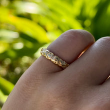 Load image into Gallery viewer, Scalloped Shiny Maile & Hibiscus 4mm Ring in 14 Yellow Gold