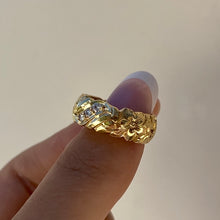 Load image into Gallery viewer, Nihoniho 8mm Ring with Flowers and Single Row Of Diamonds
