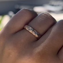 Load image into Gallery viewer, Hawaiian Old English & Hibiscus 4mm Barrel Ring