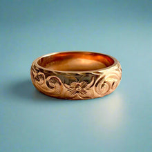 Load image into Gallery viewer, Ring size 8. Old English with 2x 4-leaf Hibiscus. Rope border.