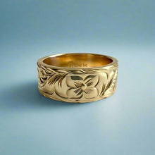 Load image into Gallery viewer, Old English & Hibiscus 8mm Hawaiian Flat Ring in 14K Yellow Gold in size 8 1/2