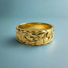 Load image into Gallery viewer, Old English & Hibiscus 8mm Flat Hawaiian Ring in 18K Yellow Gold in size 11 1/4