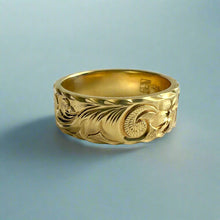 Load image into Gallery viewer, Old English & Hibiscus 8mm Flat Hawaiian Ring in 18K Yellow Gold in size 11 1/4