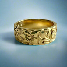 Load image into Gallery viewer, Old English & Hibiscus 8mm Flat Hawaiian Ring in 18K Yellow Gold in size 11 1/4