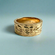 Load image into Gallery viewer, Maile & Hibiscus 8mm Hawaiian Flat Ring in 14K Yellow Gold in size 6 1/8