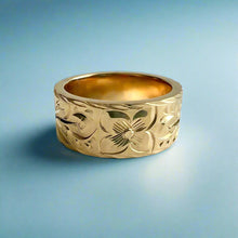 Load image into Gallery viewer, Maile & Hibiscus 8mm Hawaiian Flat Ring in 14K Yellow Gold in size 6 1/8