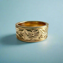Load image into Gallery viewer, Shiny Maile & Hibiscus 8mm Hawaiian Flat Ring in 14K Yellow Gold in size 6