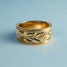 Load image into Gallery viewer, Shiny Maile & Hibiscus 8mm Hawaiian Flat Ring in 14K Yellow Gold in size 6