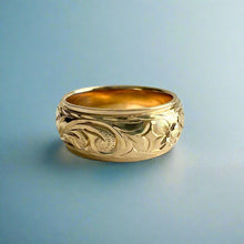 Load image into Gallery viewer, Old English & Hibiscus 8mm Hawaiian Ring in 14K Yellow Gold in size 7 1/8