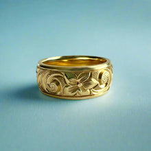Load image into Gallery viewer, Old English & Hibiscus 8mm Hawaiian Ring in 18K Yellow Gold in size 7