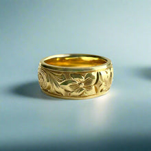 Load image into Gallery viewer, Old English & Hibiscus 8mm Hawaiian Ring in 18K Yellow Gold in size 7