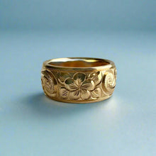Load image into Gallery viewer, Old English, Plumeria & Hibiscus with Leaves 8mm Ring in 14K Yellow Gold in size 4 3/4