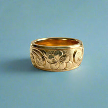 Load image into Gallery viewer, Old English, Plumeria & Hibiscus with Two Leaves 8mm Hawaiian Ring in 14K Yellow Gold in size 4 3/4