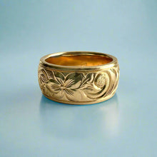 Load image into Gallery viewer, Old English, Plumeria & Hibiscus with Two Leaves 8mm Hawaiian Ring in 14K Yellow Gold in size 4 3/4