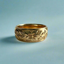 Load image into Gallery viewer, Maile & Hibiscus Step Border 8mm Ring in 14K Yellow Gold in size 8