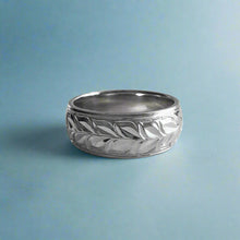 Load image into Gallery viewer, Shiny Maile & Hibiscus 8mm Ring in Platinum in size 8