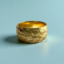 Load image into Gallery viewer, Maile & Plumeria 10mm Ring in 18K Green Gold in size 9