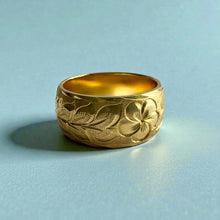 Load image into Gallery viewer, Maile & Plumeria 10mm Ring in 18K Green Gold in size 9