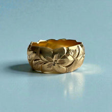 Load image into Gallery viewer, Scalloped Shiny Maile & Hibiscus with Leaves 10mm Ring in 14K Yellow Gold in size 10 1/4
