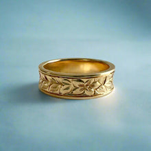 Load image into Gallery viewer, Concave Shiny Maile & Hibiscus 6mm Ring in 14K Yellow Gold in size 6 3/4