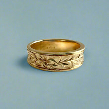 Load image into Gallery viewer, Concave Shiny Maile & Hibiscus 6mm Ring in 14K Yellow Gold in size 6 3/4