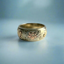 Load image into Gallery viewer, Tri-Color Hawaiian Haku Lei 8mm Ring in 14K Gold