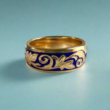 Load image into Gallery viewer, Ali'i 8mm Ring with Gecko in 14K Yellow Gold in size 9 1/4