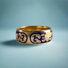 Load image into Gallery viewer, Ali'i 8mm Ring with Gecko in 14K Yellow Gold in size 9 1/4