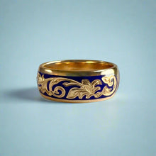Load image into Gallery viewer, Ali'i 8mm Ring with Gecko in 14K Yellow Gold in size 9 1/4