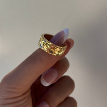 Load image into Gallery viewer, Old English & Hibiscus 8mm Hawaiian Flat Ring in 14K Yellow Gold in size 8 1/2