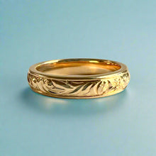 Load image into Gallery viewer, Shiny Old English & Hibiscus 4mm Hawaiian Ring in 14K Yellow Gold in size 7 3/4