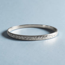 Load image into Gallery viewer, Shiny Maile & Hibiscus 6mm Bangle Bracelet in 14K White Gold in size 8