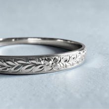 Load image into Gallery viewer, Shiny Maile & Hibiscus 6mm Bangle Bracelet in 14K White Gold in size 8