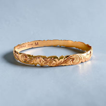 Load image into Gallery viewer, Scalloped Old English & 4x Hibiscus 8mm Makana Bangle Bracelet in 14K Pink Gold in size 7 3/4