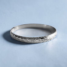 Load image into Gallery viewer, Maile & Hibiscus 8mm "Kuuipo" Bangle Bracelet in 14K White Gold in size 7 1/2
