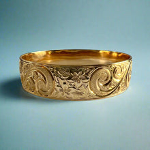 Load image into Gallery viewer, Old English & Hibiscus 18mm "Kuuipo" Hawaiian Bangle Bracelet in 14K Yellow Gold
