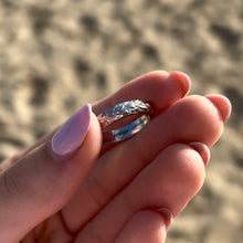 Load image into Gallery viewer, Maile 4mm Hawaiian Barrel Ring
