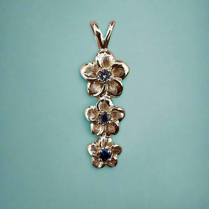 Three plumerias pendant with precious stones