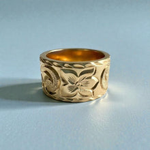 Load image into Gallery viewer, Old English &amp; Hibiscus 10mm Flat Ring in 14K Yellow Gold in size 5 3/8
