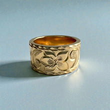 Load image into Gallery viewer, Old English &amp; Hibiscus 10mm Flat Ring in 14K Yellow Gold in size 5 3/8
