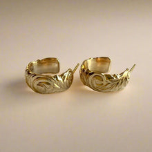 Load image into Gallery viewer, Small Scalloped 6mm Old English Hoop Earrings in 14K Yellow Gold
