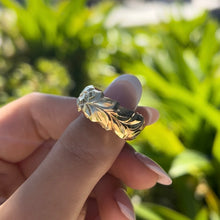 Load image into Gallery viewer, Scalloped Shiny Maile &amp; Hibiscus with Leaves 10mm Ring in 14K Yellow Gold in size 10 1/4

